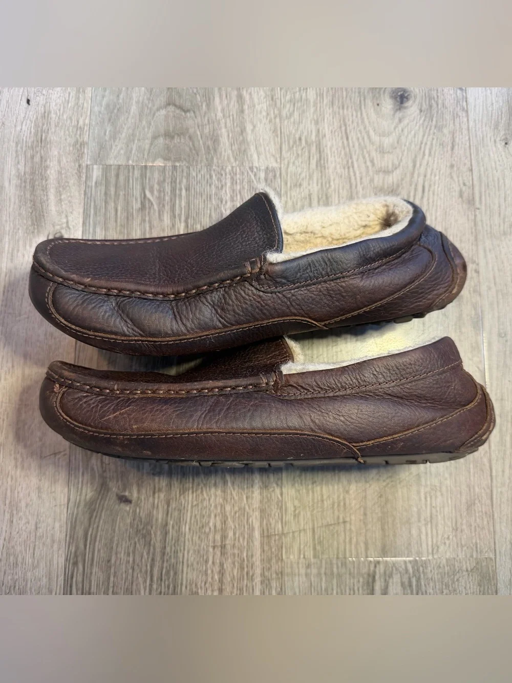 UGG Ascot Men's Dark Brown Leather Shearling Slip-On Loafers Size 9 US
